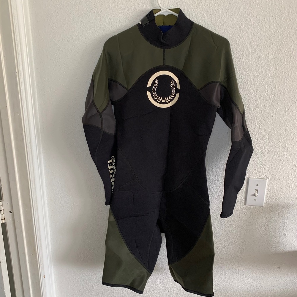 Aleeda Cartel Board Company Mens Wetsuit LT Olive Black Long Sleeve Shorty USA